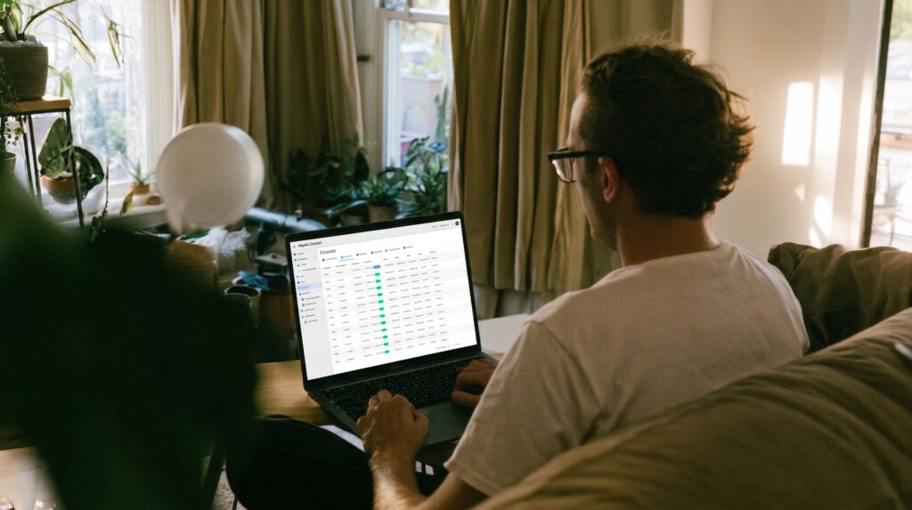 Man med adminportal för elbilsladdning