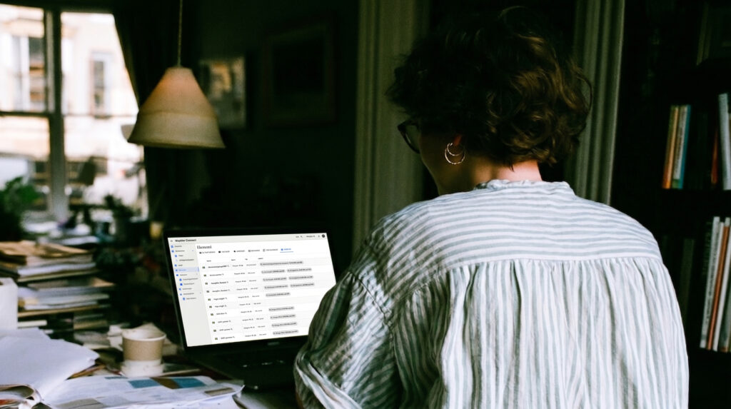 Kvinna vid dator med plattform för elbilsladdning